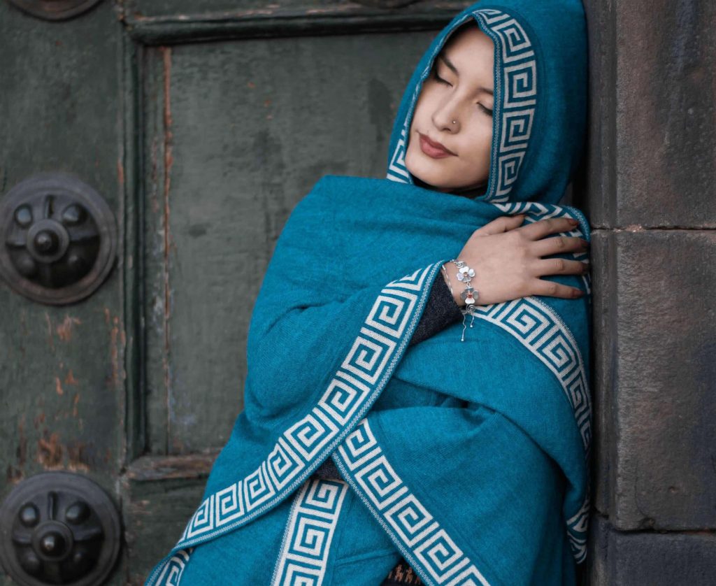 Alpaka Poncho Luz in türkis von Alpakin, von Model elegant getragen