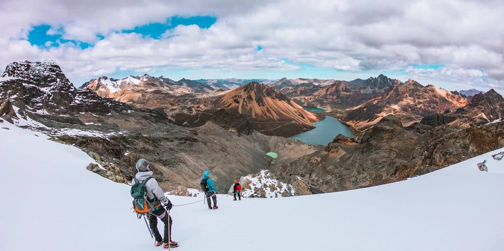 Winterwanderung im schneebedeckten Andengebirge von Peru mit wärmsten Socken aus Alpakawolle von Alpakin