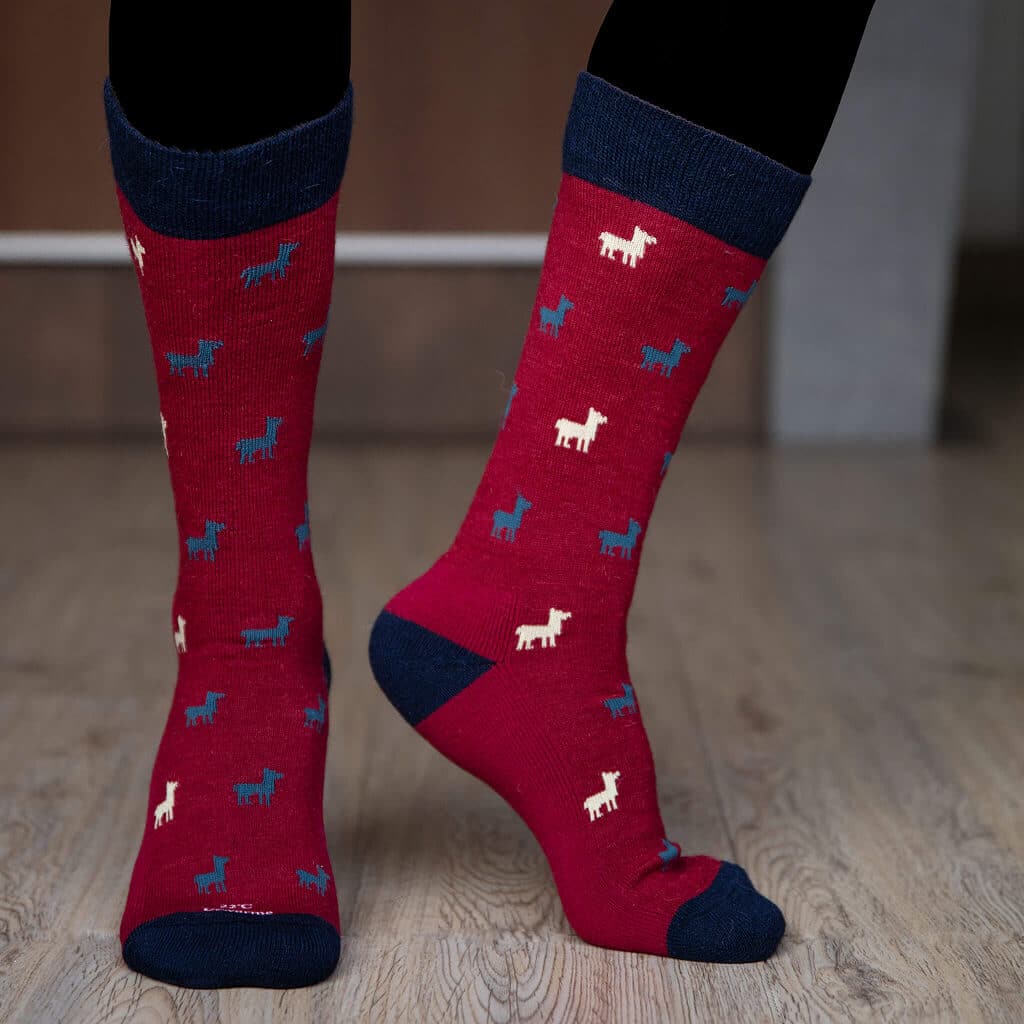 Mitteldicke Alpaka Socken mit niedlichem Alpaka Motiv in dunkelrot