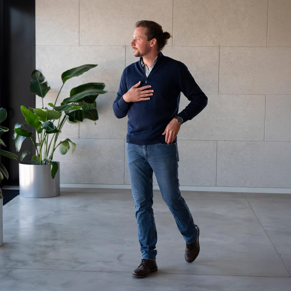 Mann beim Laufen mit seinem bequemem Alpaka Troyer in dunkelblau