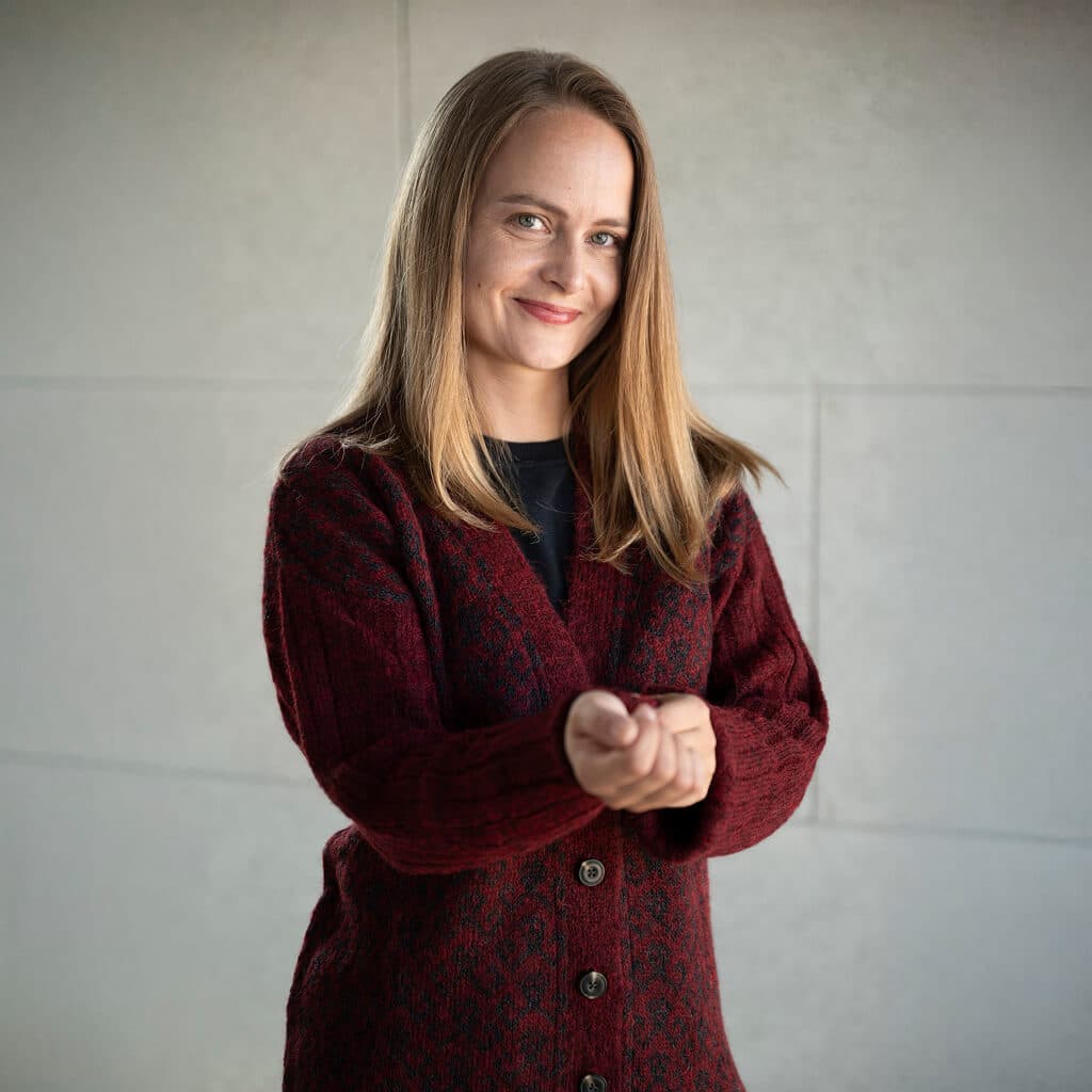 Elegante Alpaka Strickjacke Yurac in dunkelrot von Alpakin, getragen von blondem Model