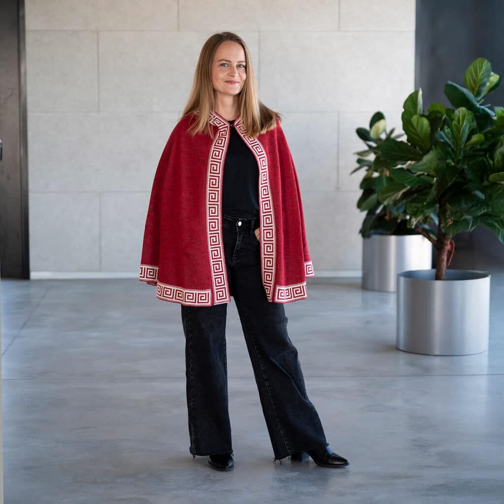 Alpaka Poncho Luz in rot im Boho Chic Stil