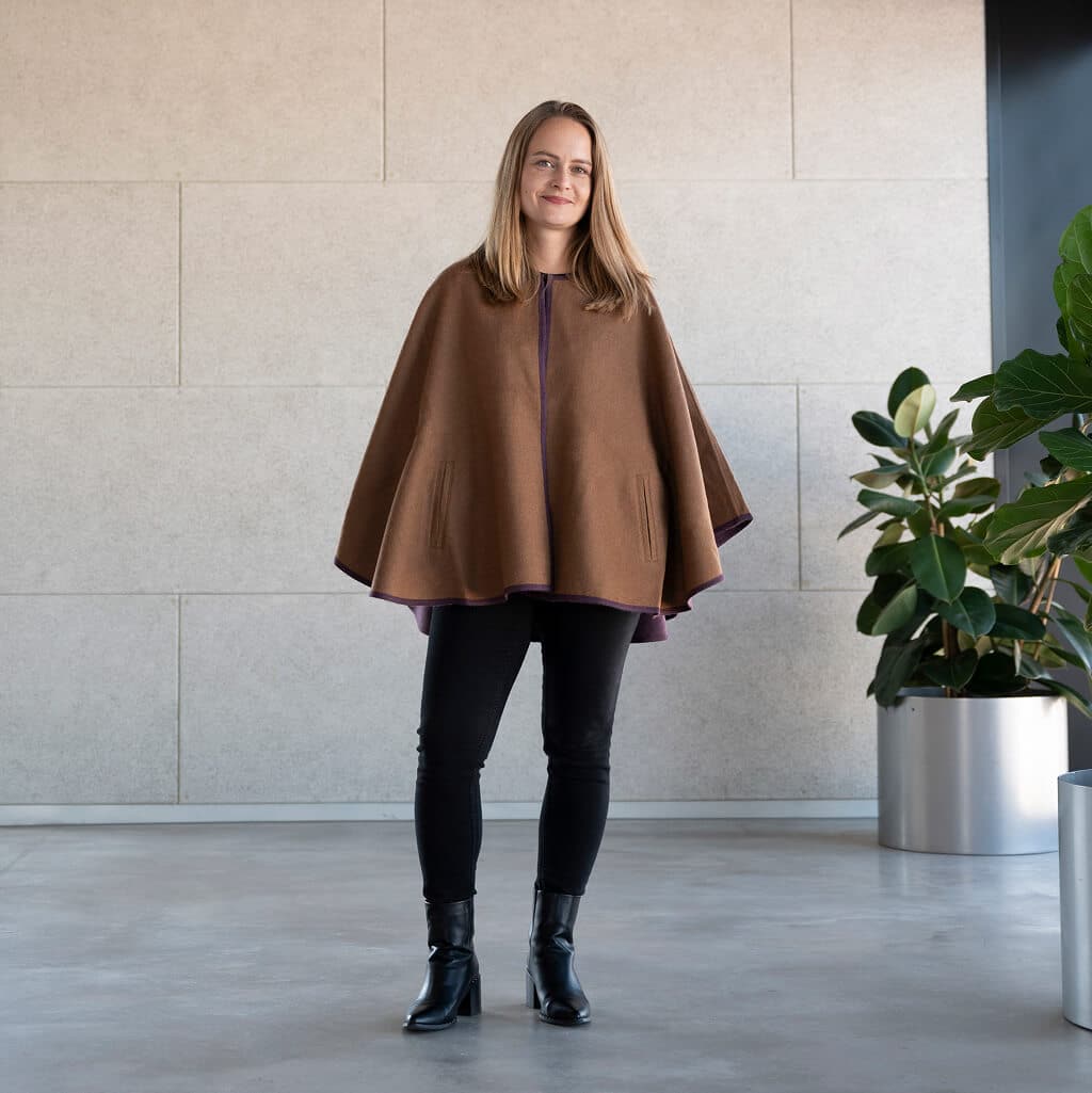 Frau frontal trägt den eleganten Oro Alpaka Poncho Mantel