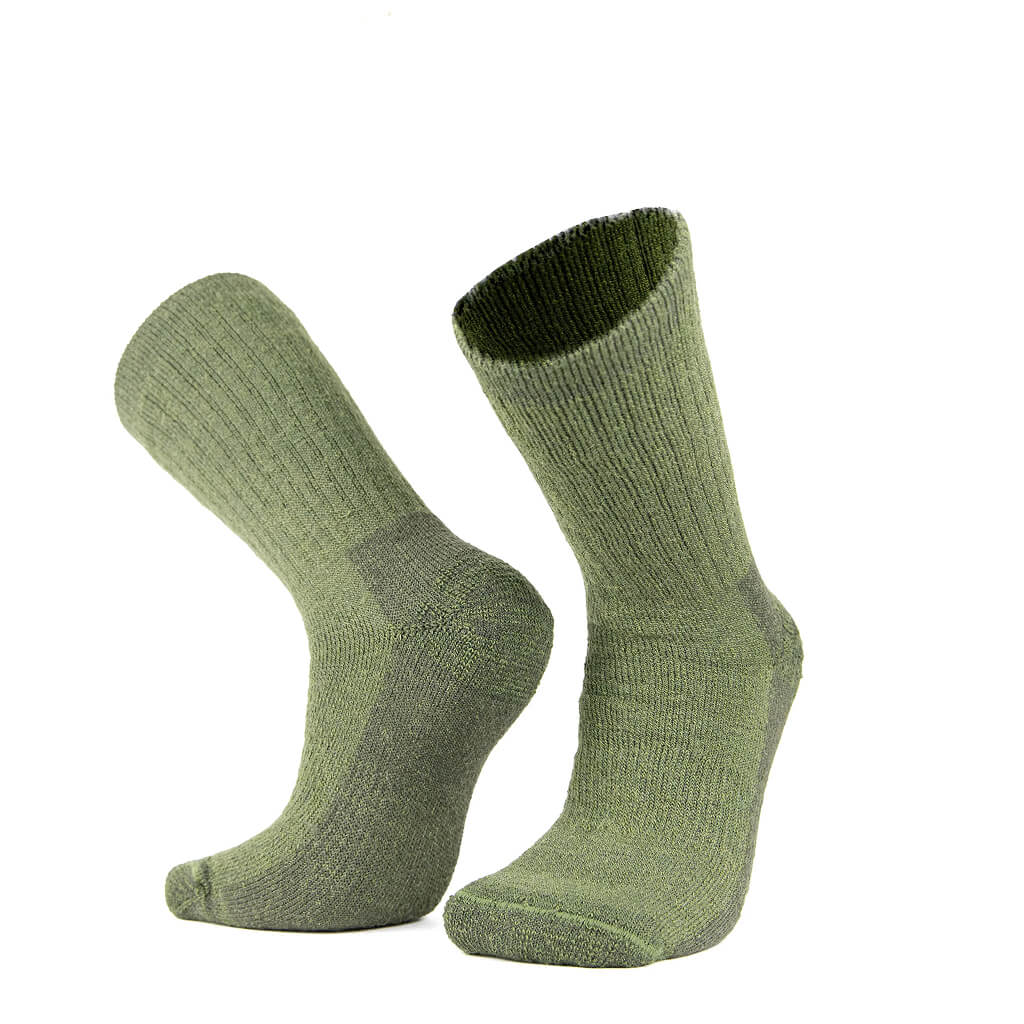 Alpaka Wollsocken in Farbe Olive, extra robust für sportliche Aktivitäten wie Wanderungen