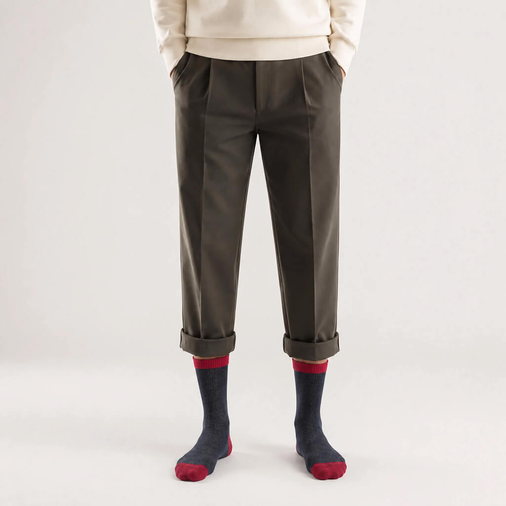 Mann trägt stylische Alpaka Thermosocken mit dunkelroten Akzenten zu eleganter Hose