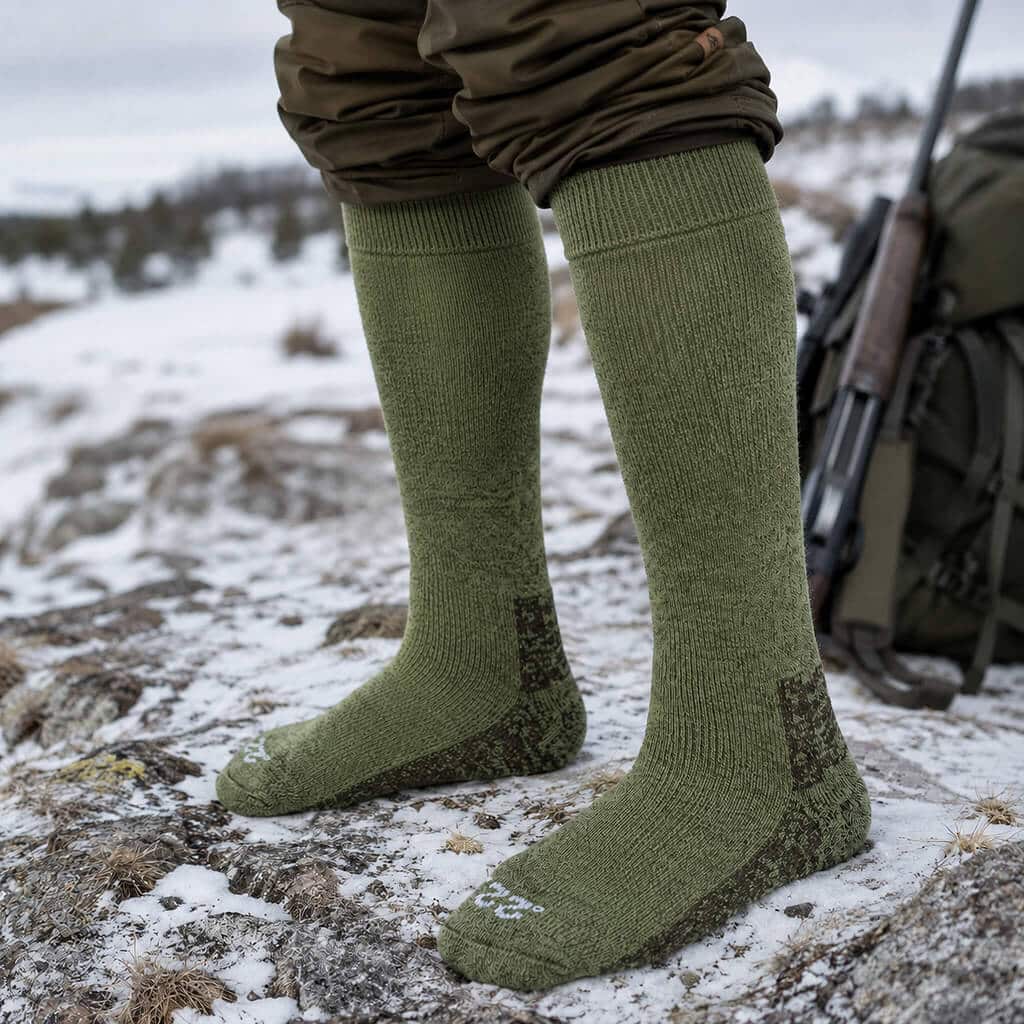 Thermo Kniestrümpfe aus Alpakawolle in grün auf der Winterjagd