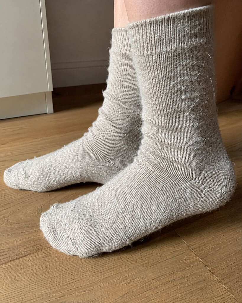Fusselnde Wollsocken in beige