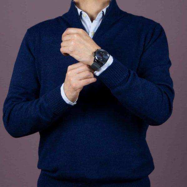 Eleganter Alpaka Pullover für Herren von Alpakin, kombiniert mit Hemd