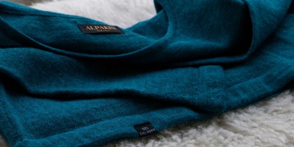 Türkiser Babyalpaka Pullover von Alpakin mit Information 100% Babyalpaka auf weichem Alpakafell