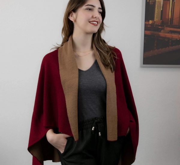 Iwa Alpaka Poncho Decke Damen von Alpakin in dunkelrot mit Model